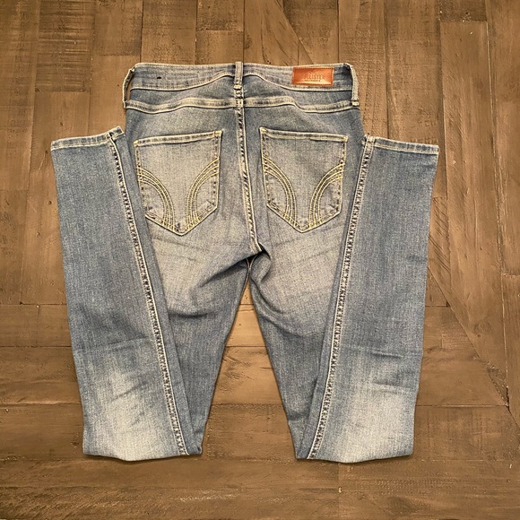 BRAND NEW!!! Hollister Mid Rise Skinny Jeans. - Picture 2 of 4